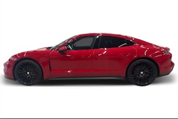 punainen Porsche Taycan 2023 kuva 5.