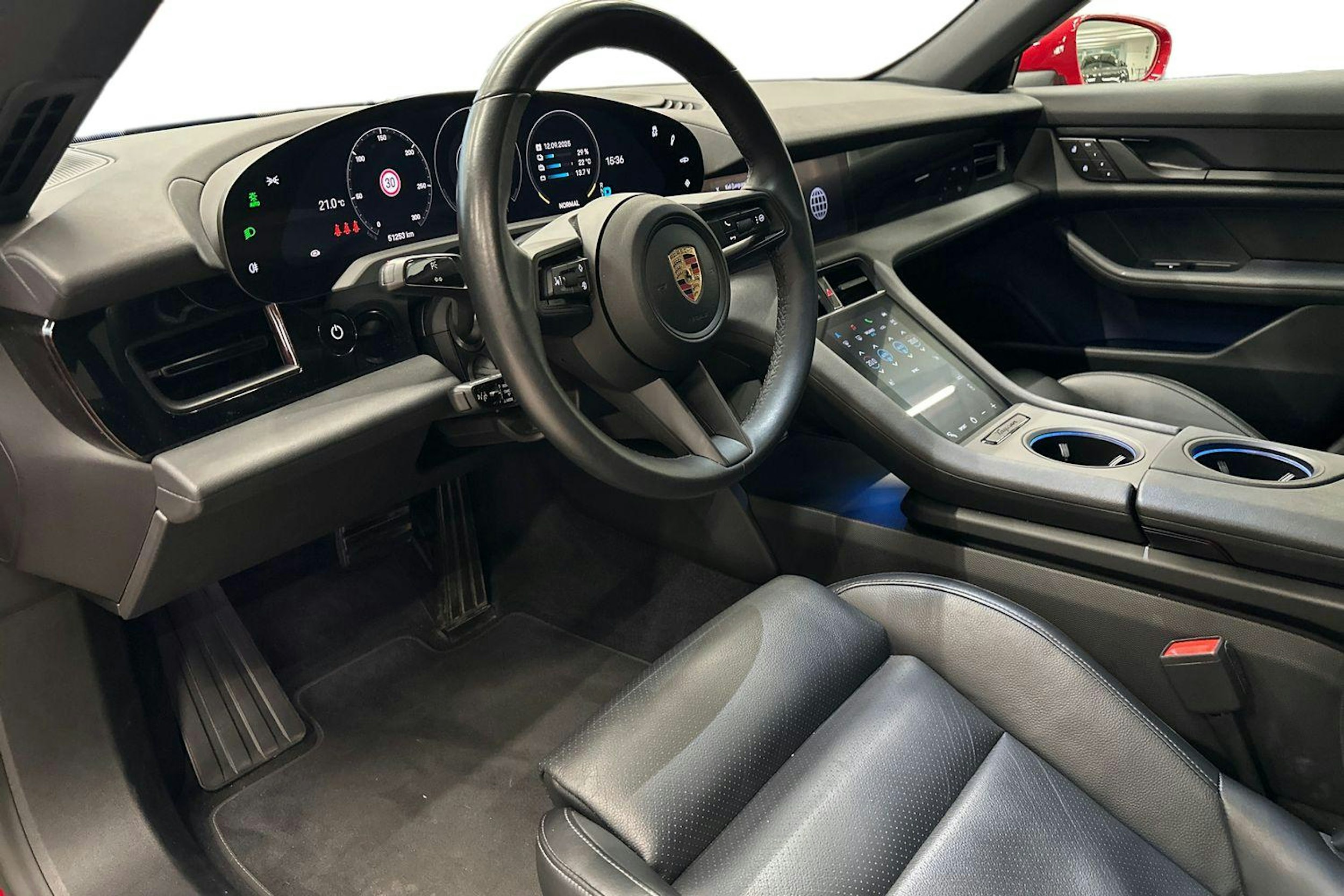 punainen Porsche Taycan 2023 kuva 6.