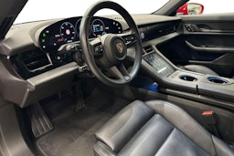 punainen Porsche Taycan 2023 kuva 6.