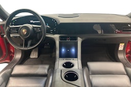 punainen Porsche Taycan 2023 kuva 7.