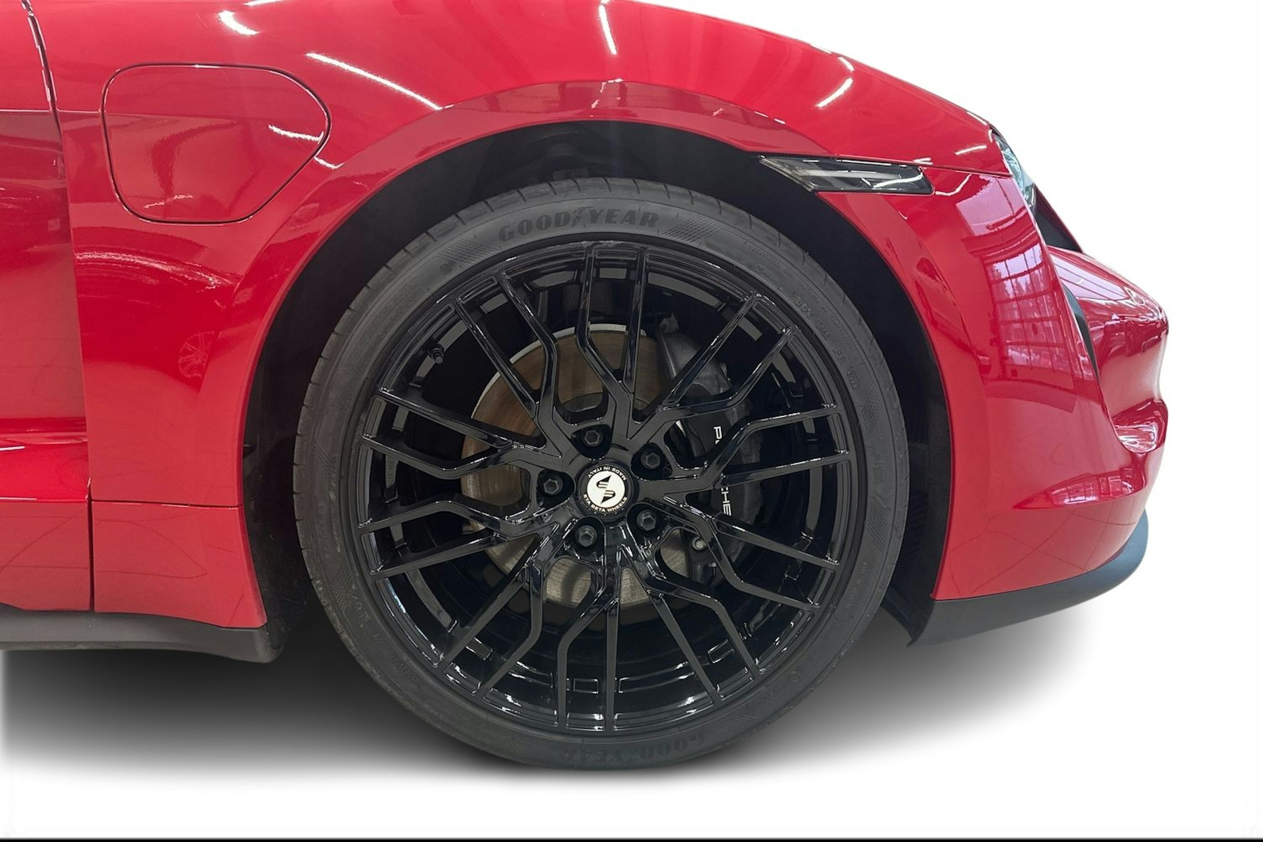 punainen Porsche Taycan 2023 kuva 9.