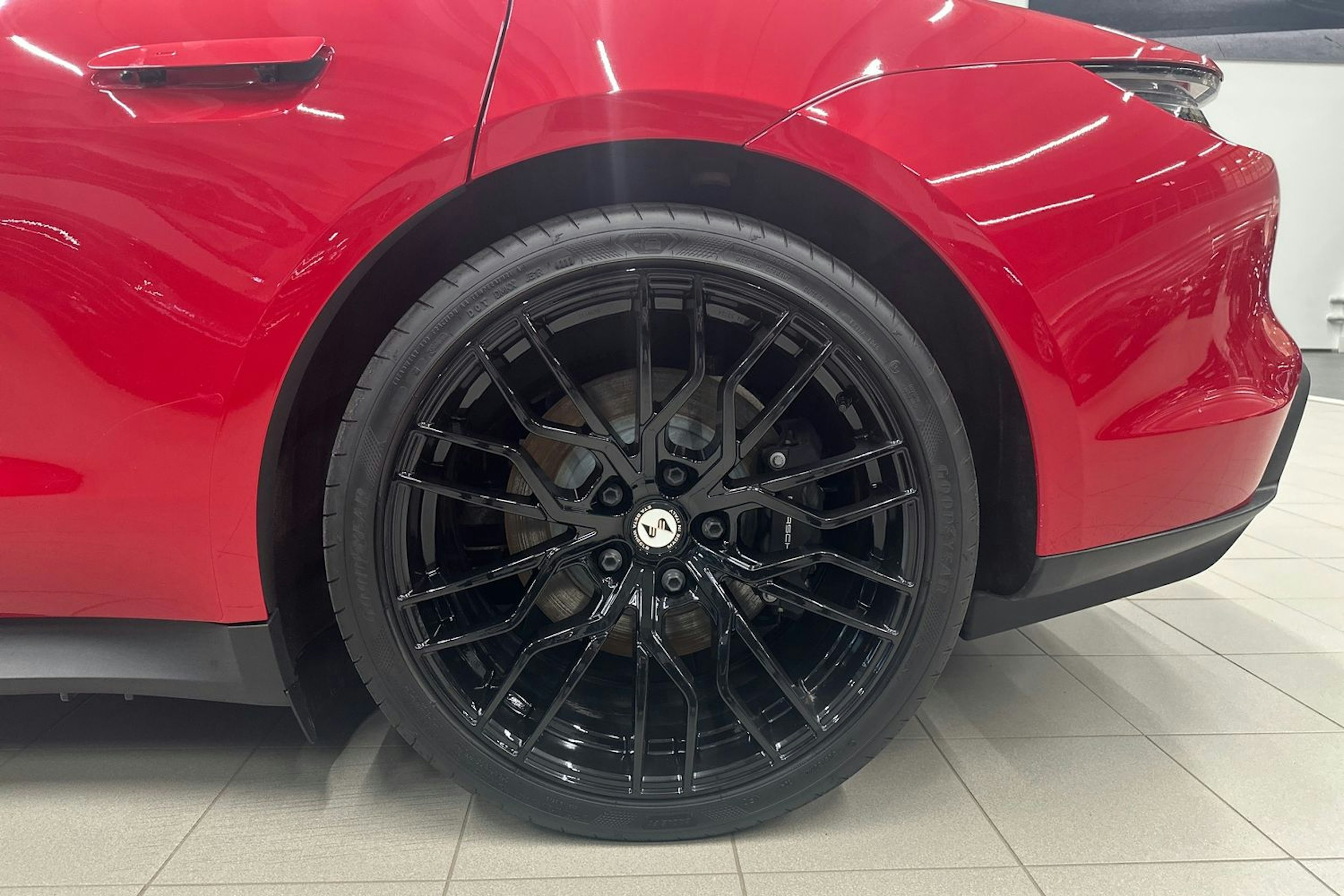 punainen Porsche Taycan 2023 kuva 10.