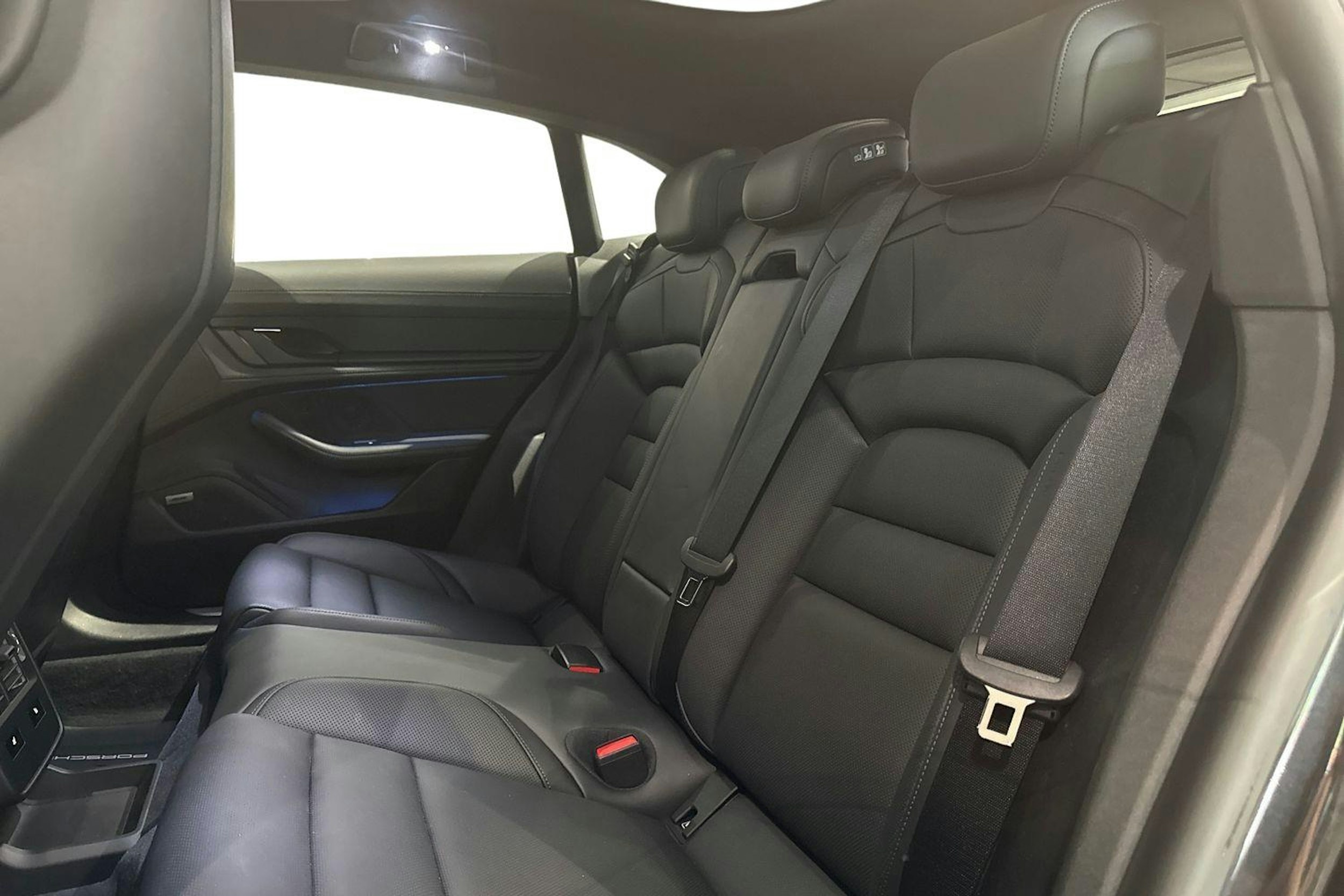 harmaa Porsche Taycan 2023 kuva 8.