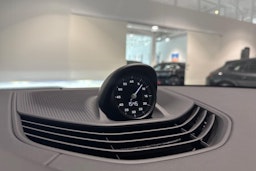 harmaa Porsche Taycan 2023 kuva 10.