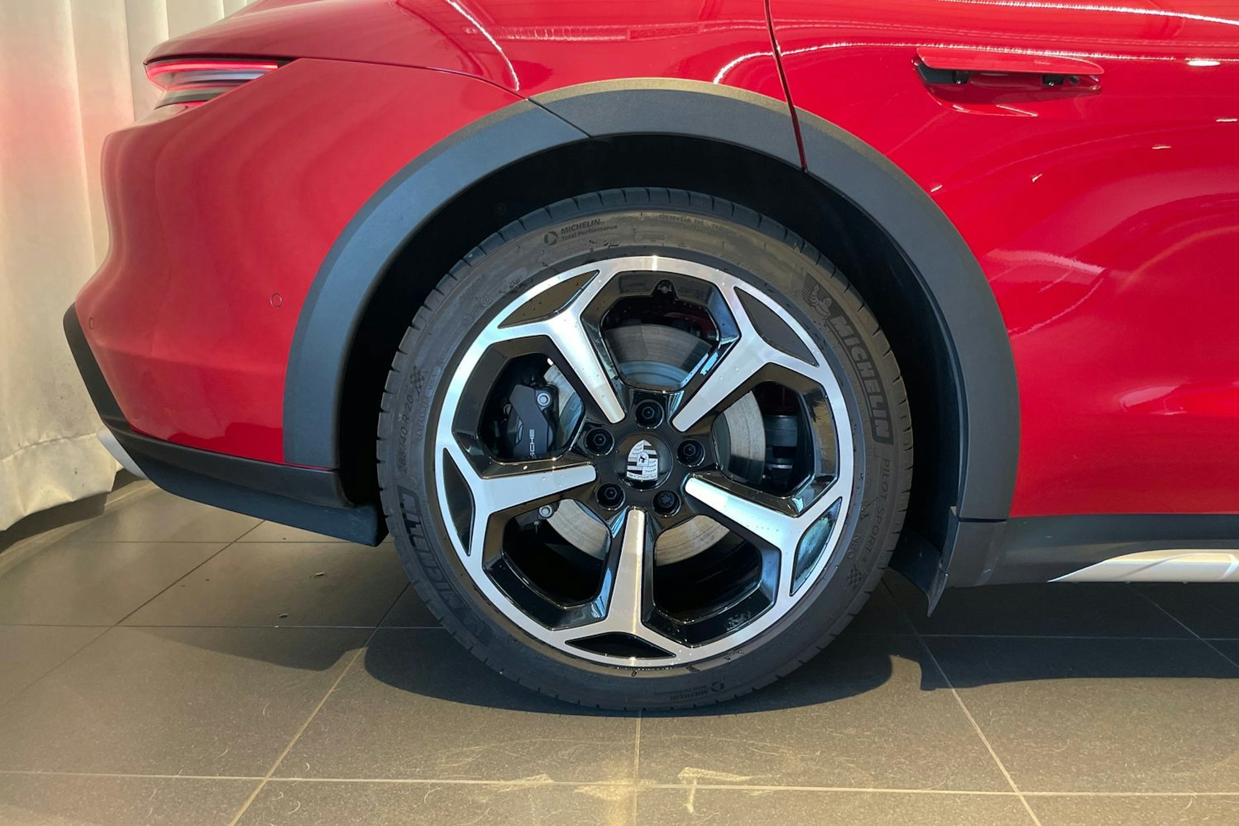 punainen Porsche Taycan 2024 kuva 10.