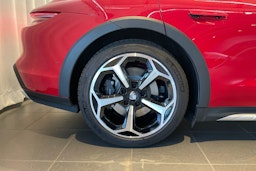 punainen Porsche Taycan 2024 kuva 10.