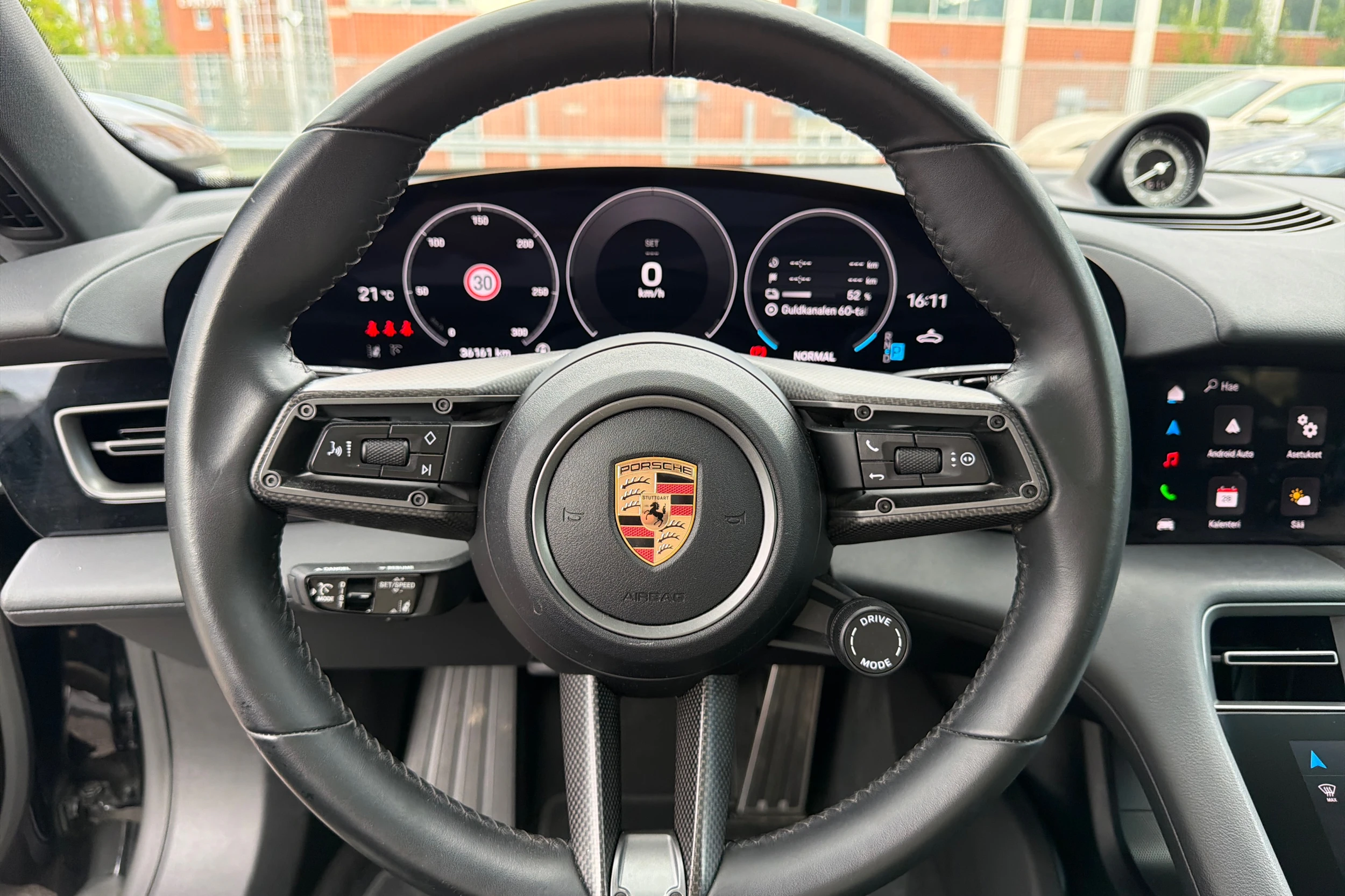 musta Porsche Taycan 2024 kuva 16.