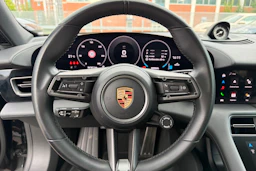 musta Porsche Taycan 2024 kuva 16.