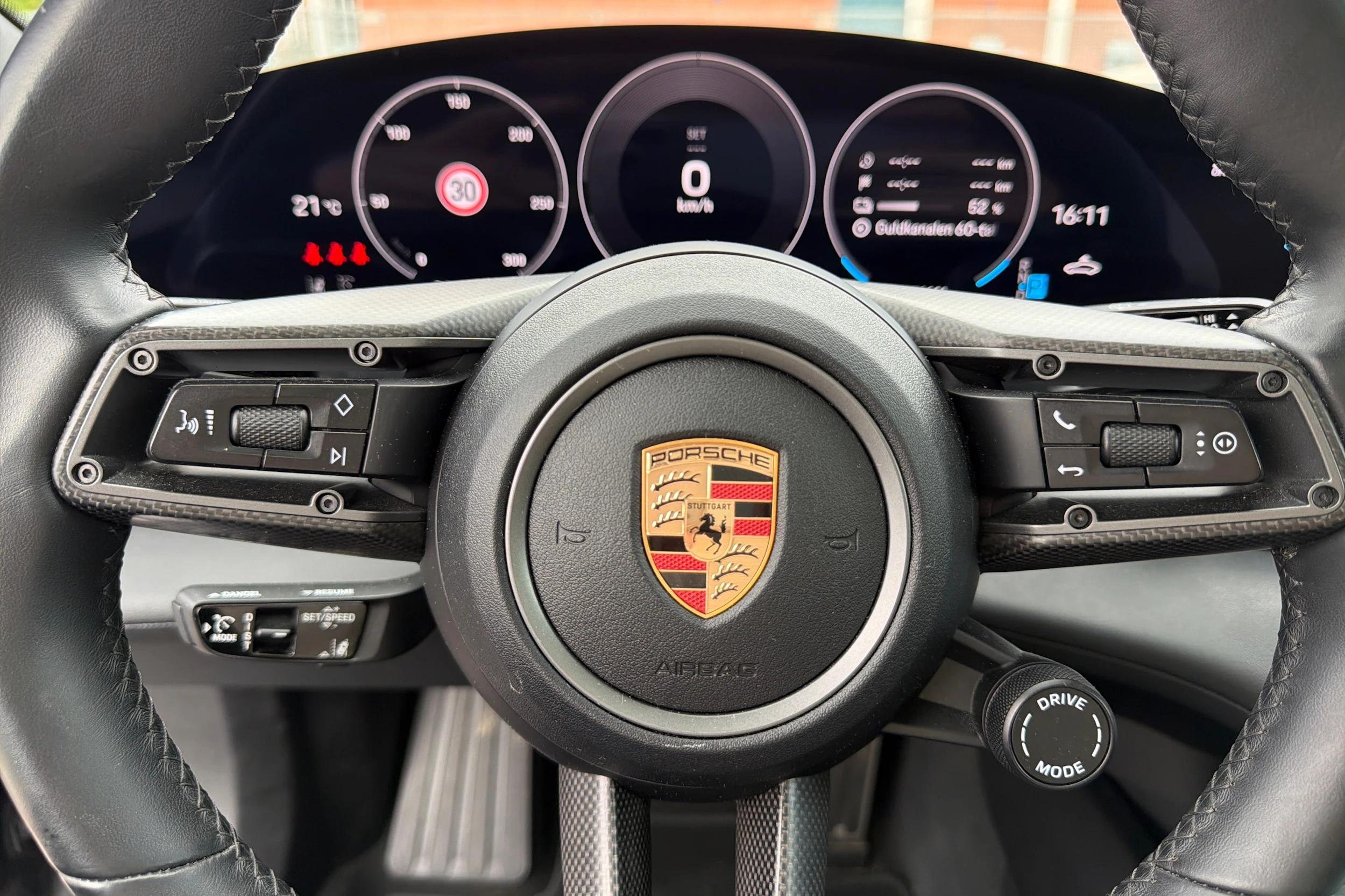 musta Porsche Taycan 2024 kuva 17.