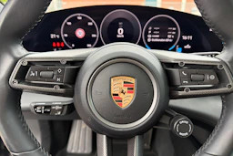 musta Porsche Taycan 2024 kuva 17.