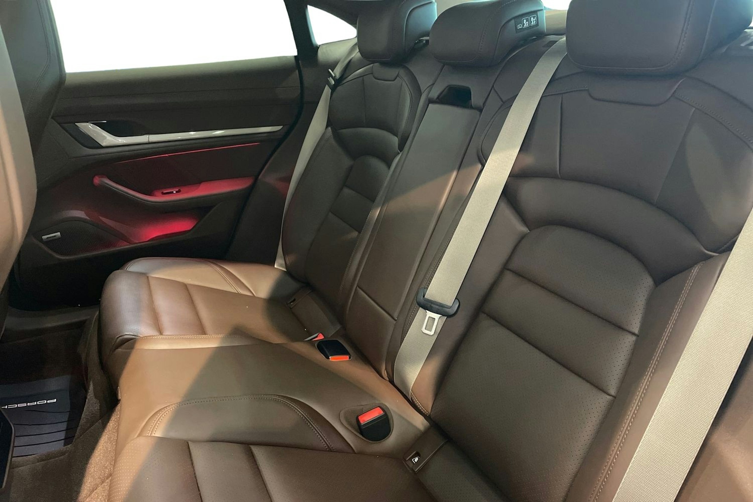 Ruskea (beige) Porsche Taycan 2024 kuva 8.