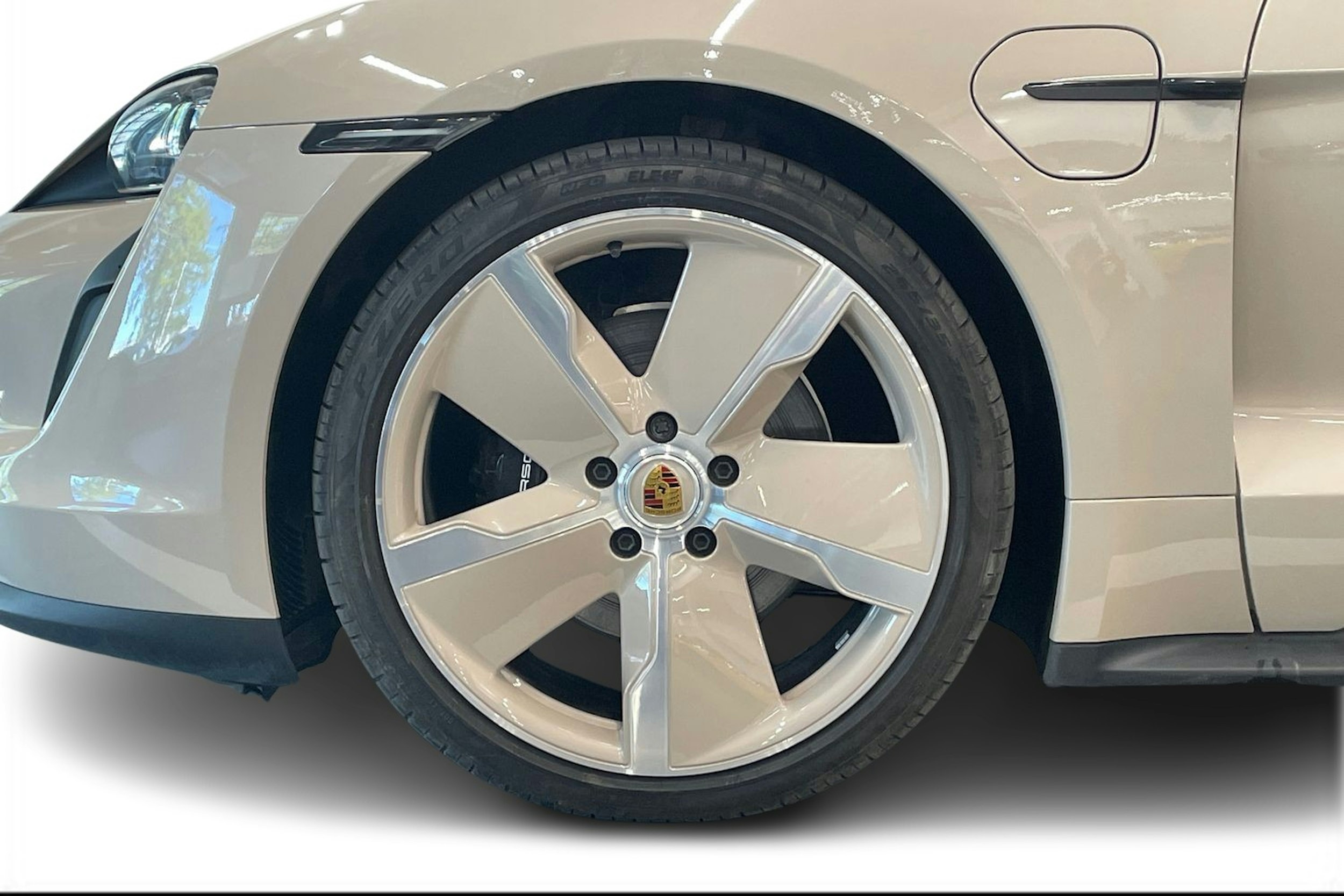 Ruskea (beige) Porsche Taycan 2024 kuva 9.