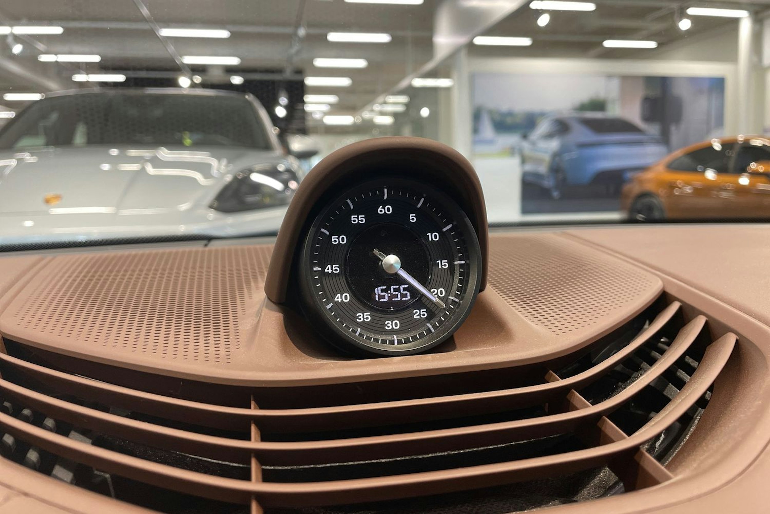 Ruskea (beige) Porsche Taycan 2024 kuva 14.