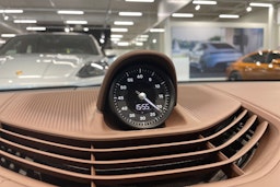 Ruskea (beige) Porsche Taycan 2024 kuva 14.
