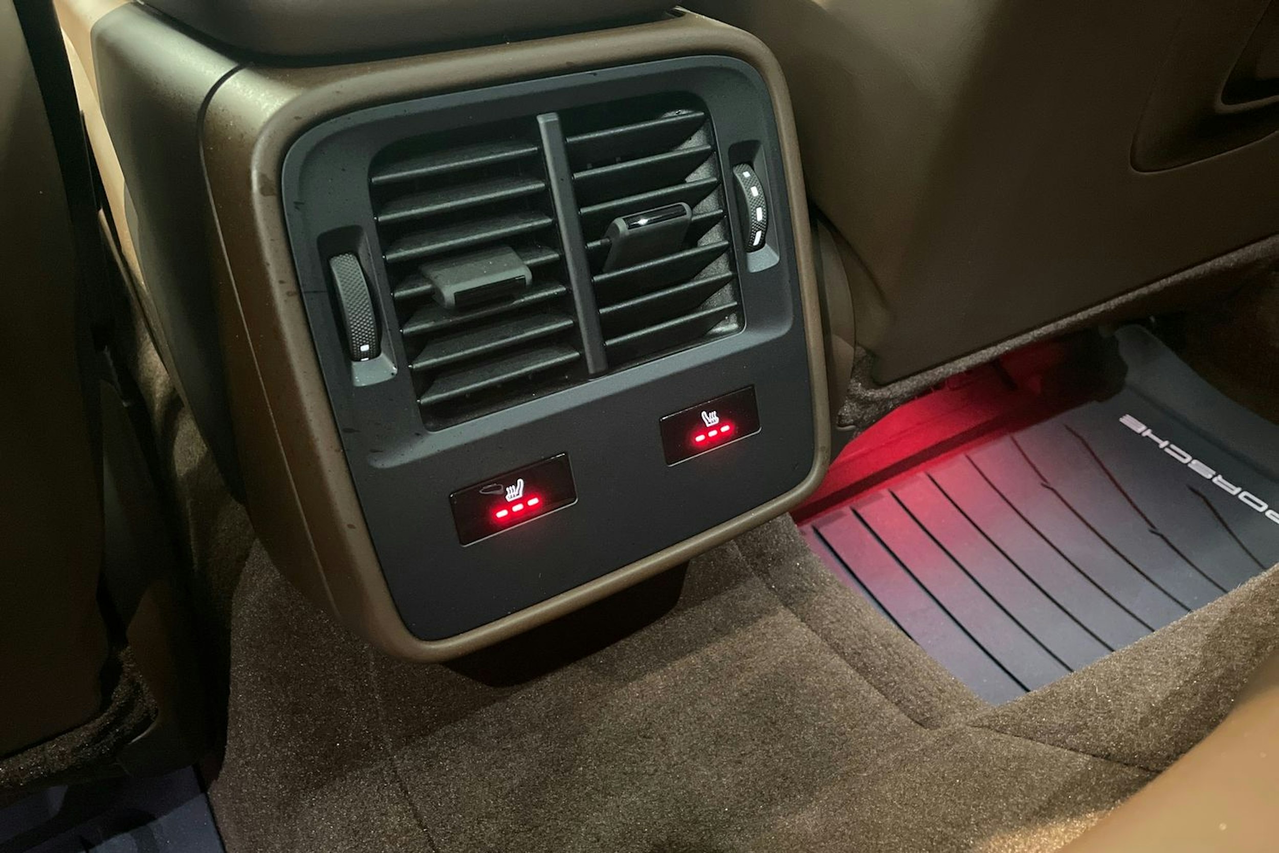 Ruskea (beige) Porsche Taycan 2024 kuva 20.