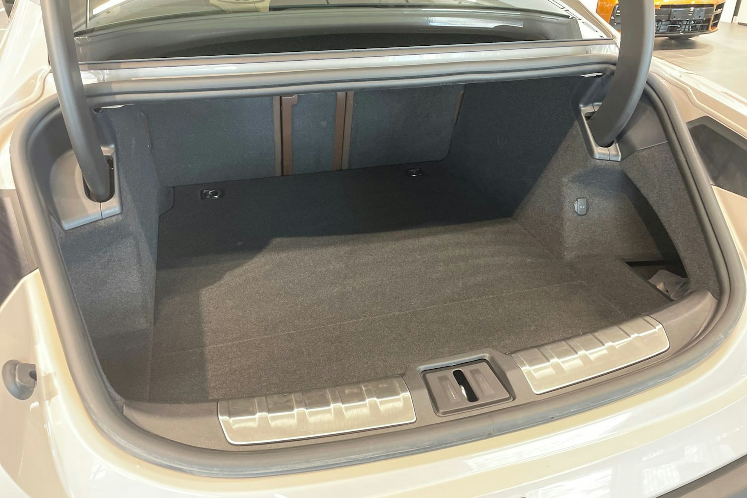 Ruskea (beige) Porsche Taycan 2024 kuva 22.