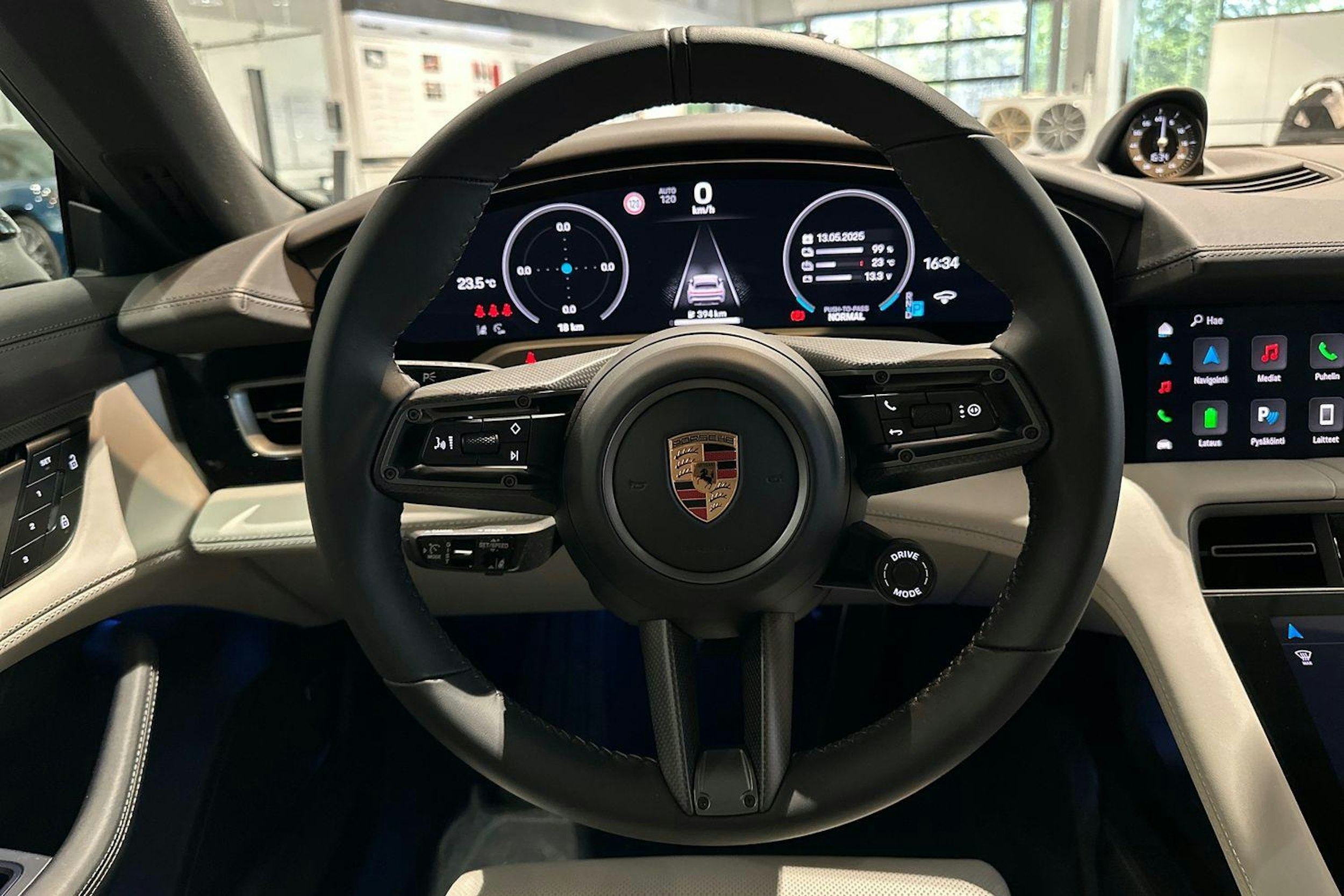 musta Porsche Taycan 2024 kuva 15.