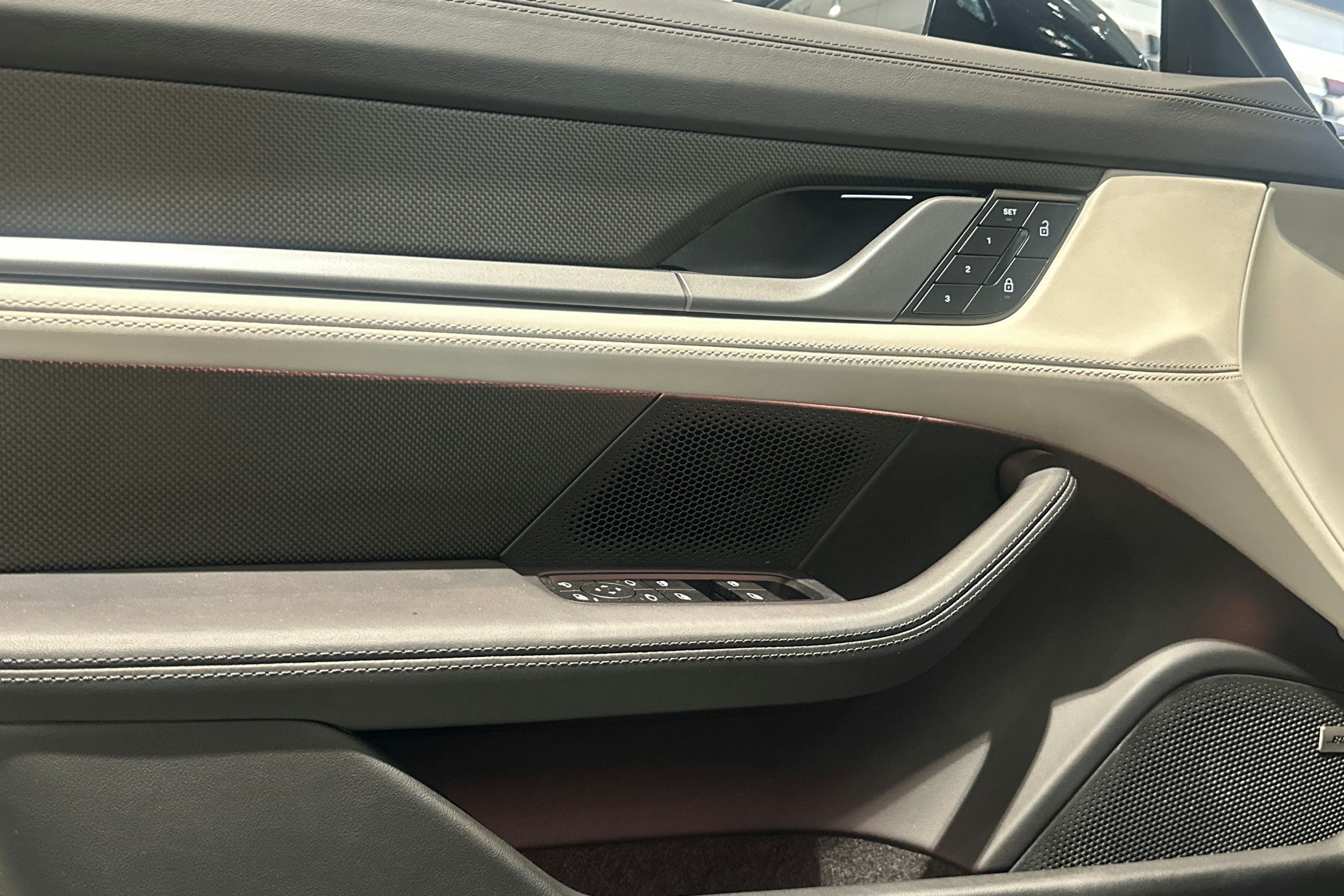 musta Porsche Taycan 2024 kuva 19.