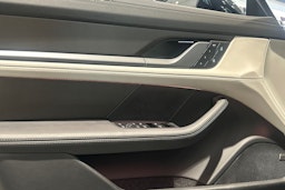 musta Porsche Taycan 2024 kuva 19.