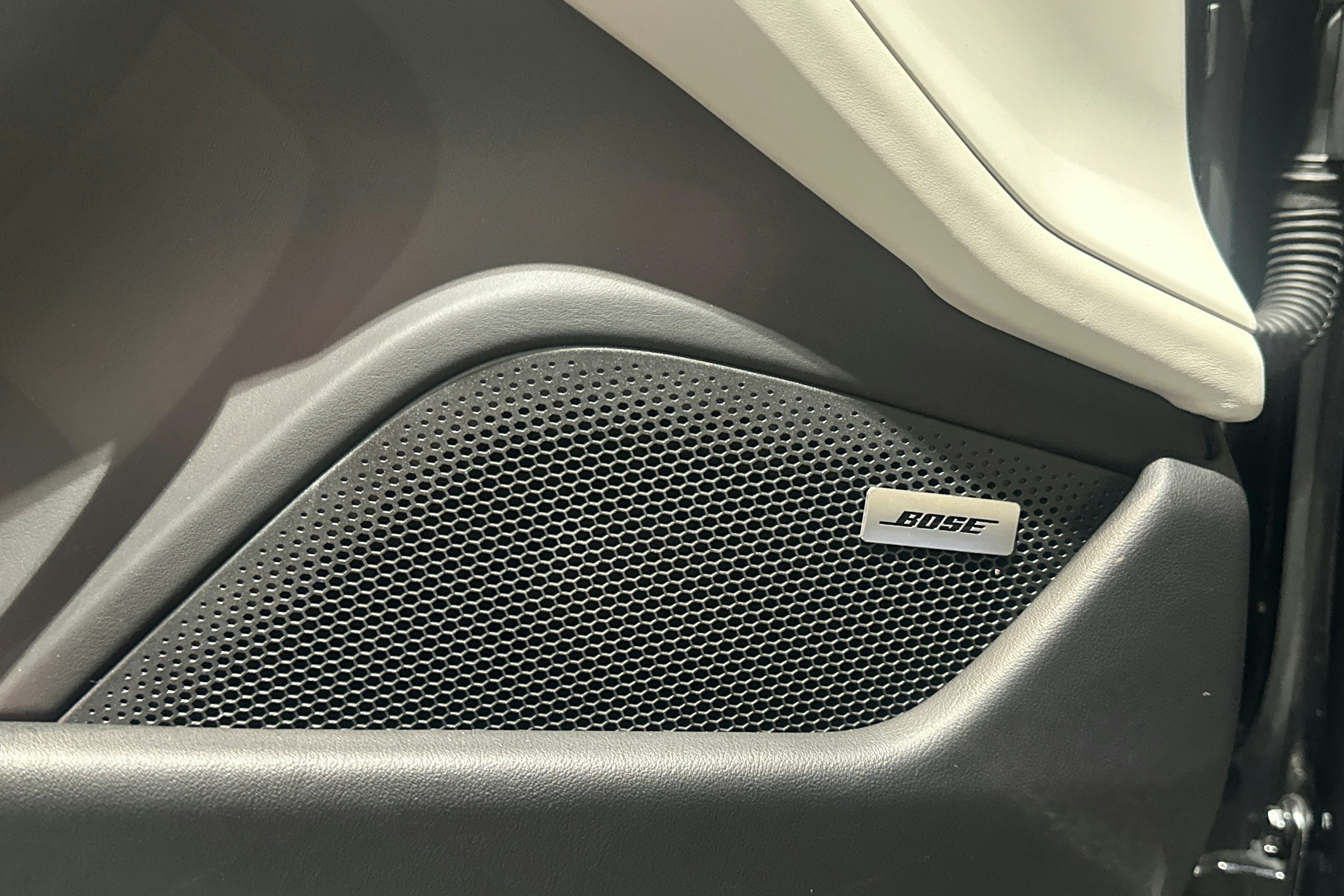 musta Porsche Taycan 2024 kuva 20.