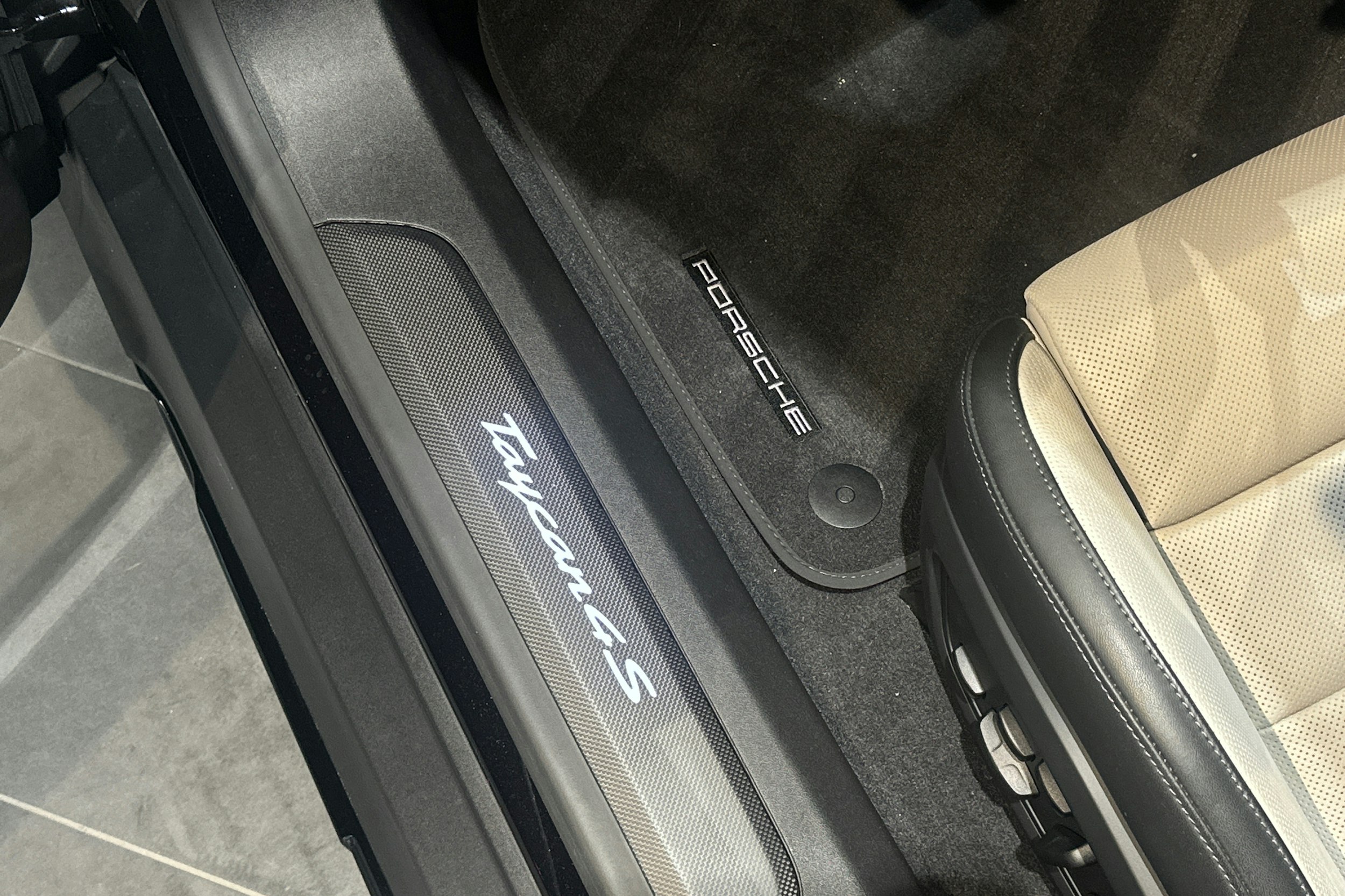 musta Porsche Taycan 2024 kuva 21.