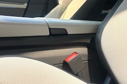 musta Porsche Taycan 2024 kuva 22.