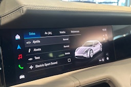 musta Porsche Taycan 2024 kuva 24.