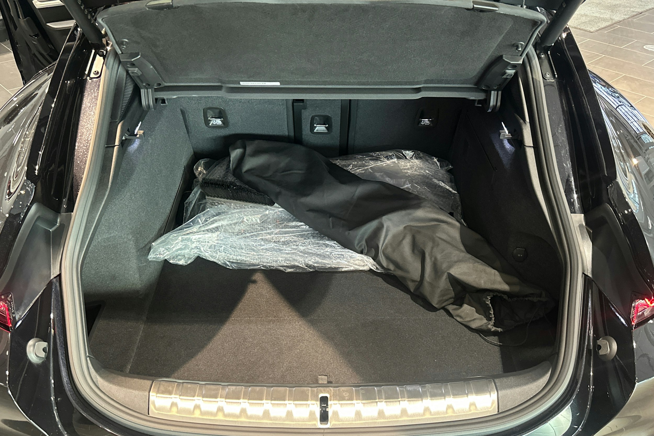 musta Porsche Taycan 2024 kuva 26.