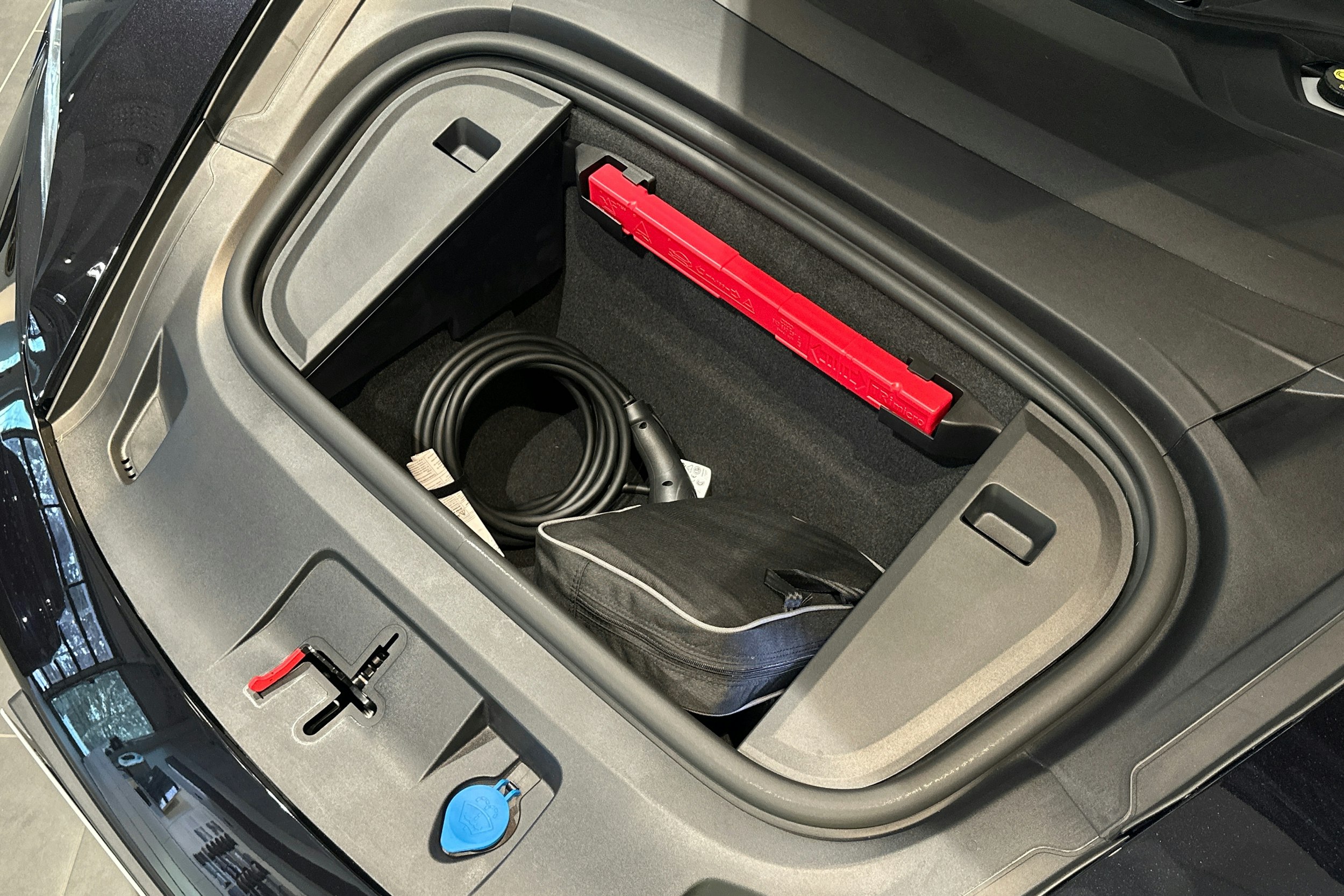 musta Porsche Taycan 2024 kuva 27.