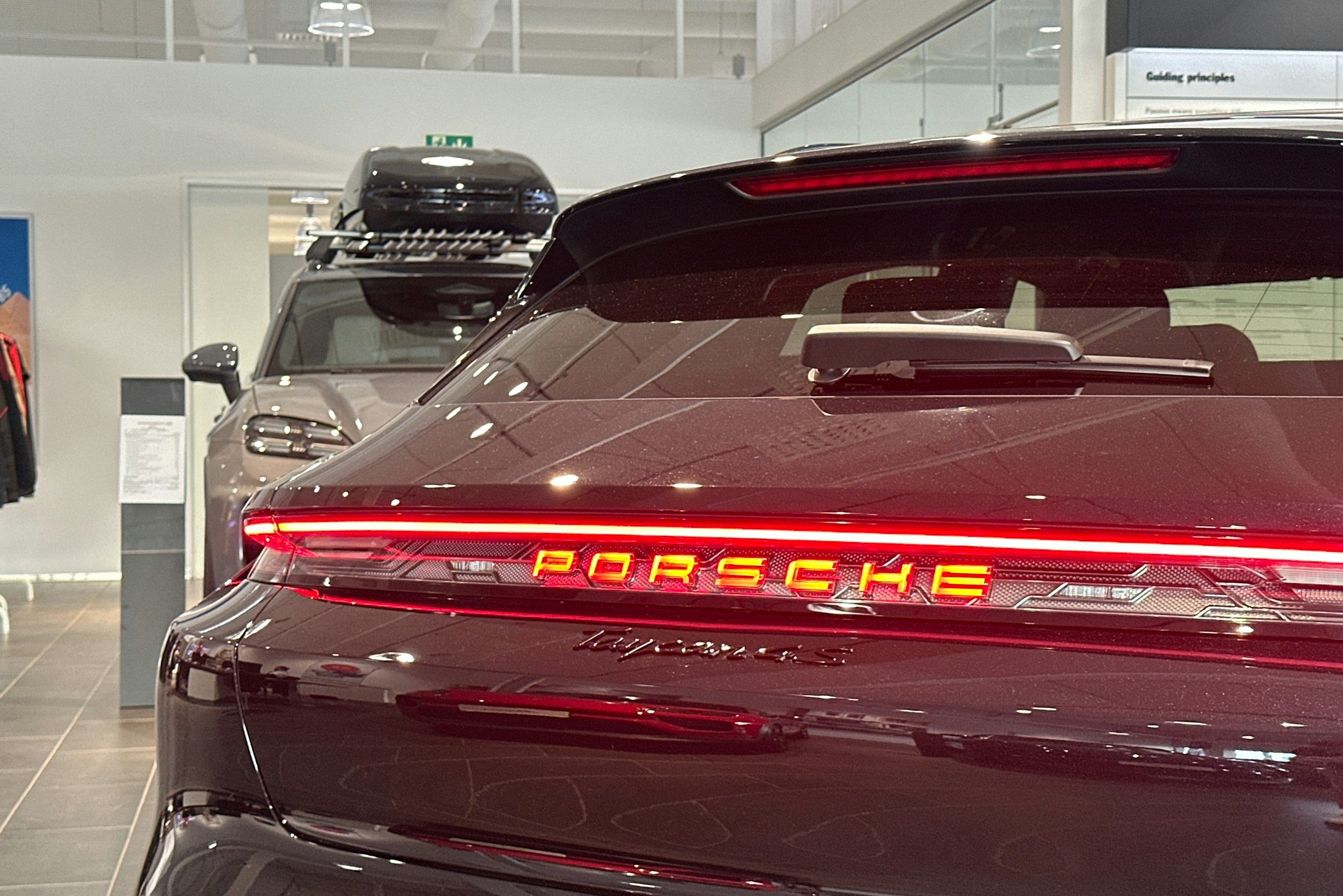 musta Porsche Taycan 2024 kuva 28.