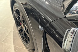 musta Porsche Taycan 2024 kuva 29.