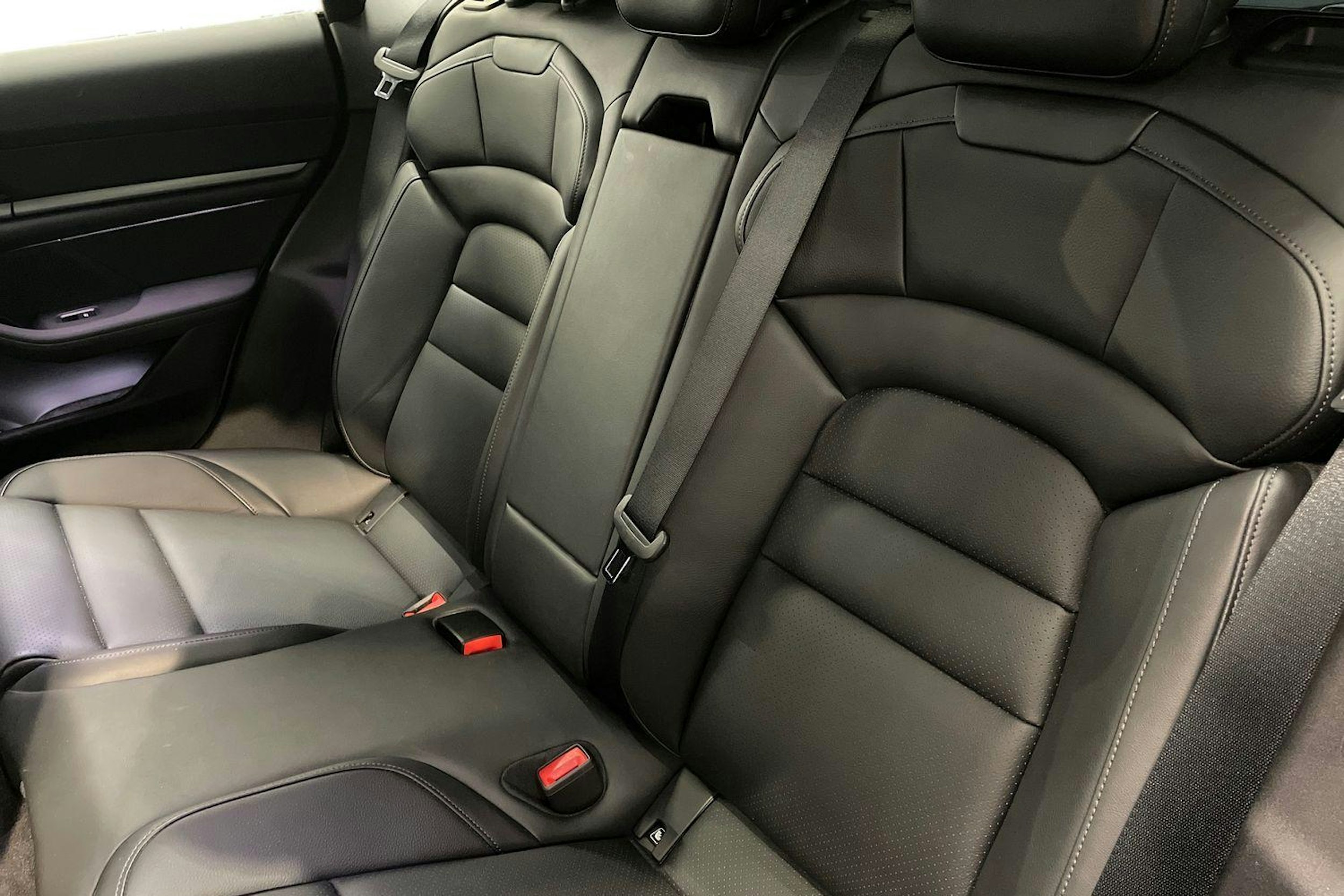 harmaa Porsche Taycan 2024 kuva 8.