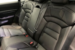 harmaa Porsche Taycan 2024 kuva 8.