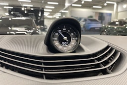 harmaa Porsche Taycan 2024 kuva 14.