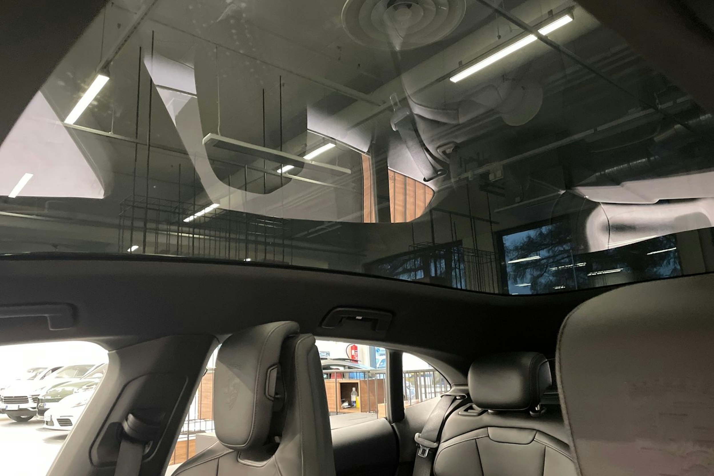 harmaa Porsche Taycan 2024 kuva 17.