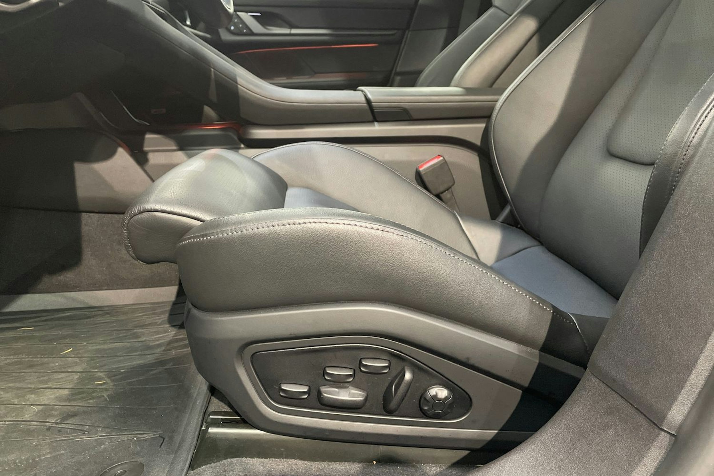 harmaa Porsche Taycan 2024 kuva 18.