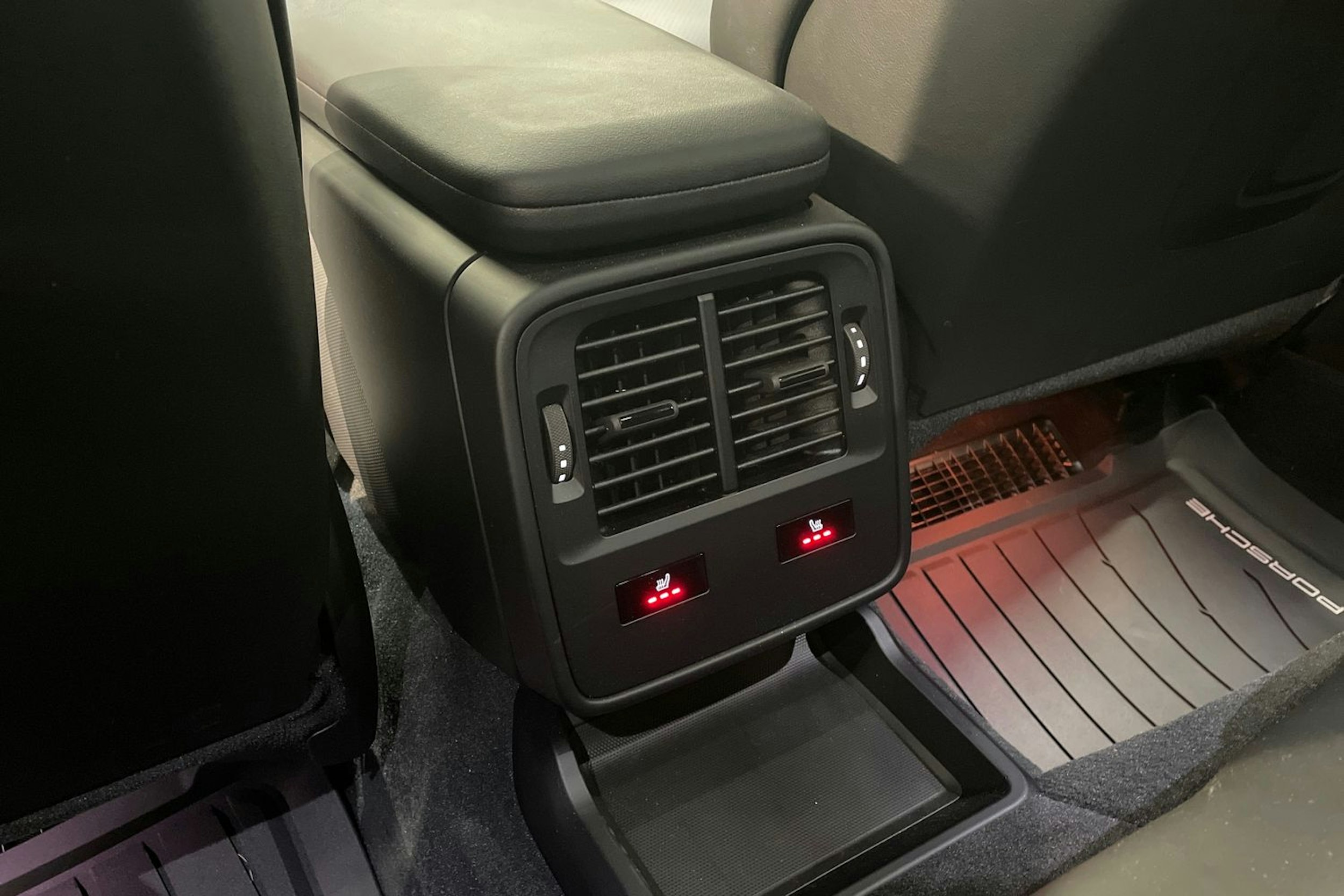 harmaa Porsche Taycan 2024 kuva 19.