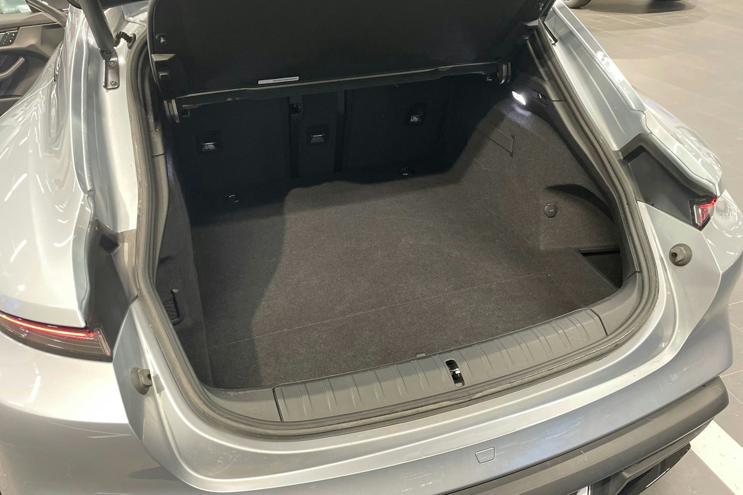 harmaa Porsche Taycan 2024 kuva 20.