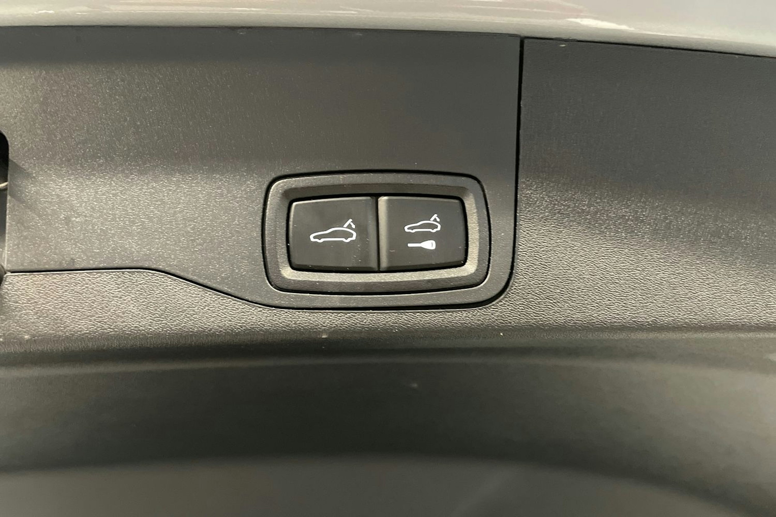 harmaa Porsche Taycan 2024 kuva 21.