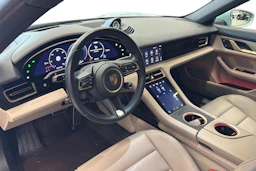 vihreä Porsche Taycan 2024 kuva 6.