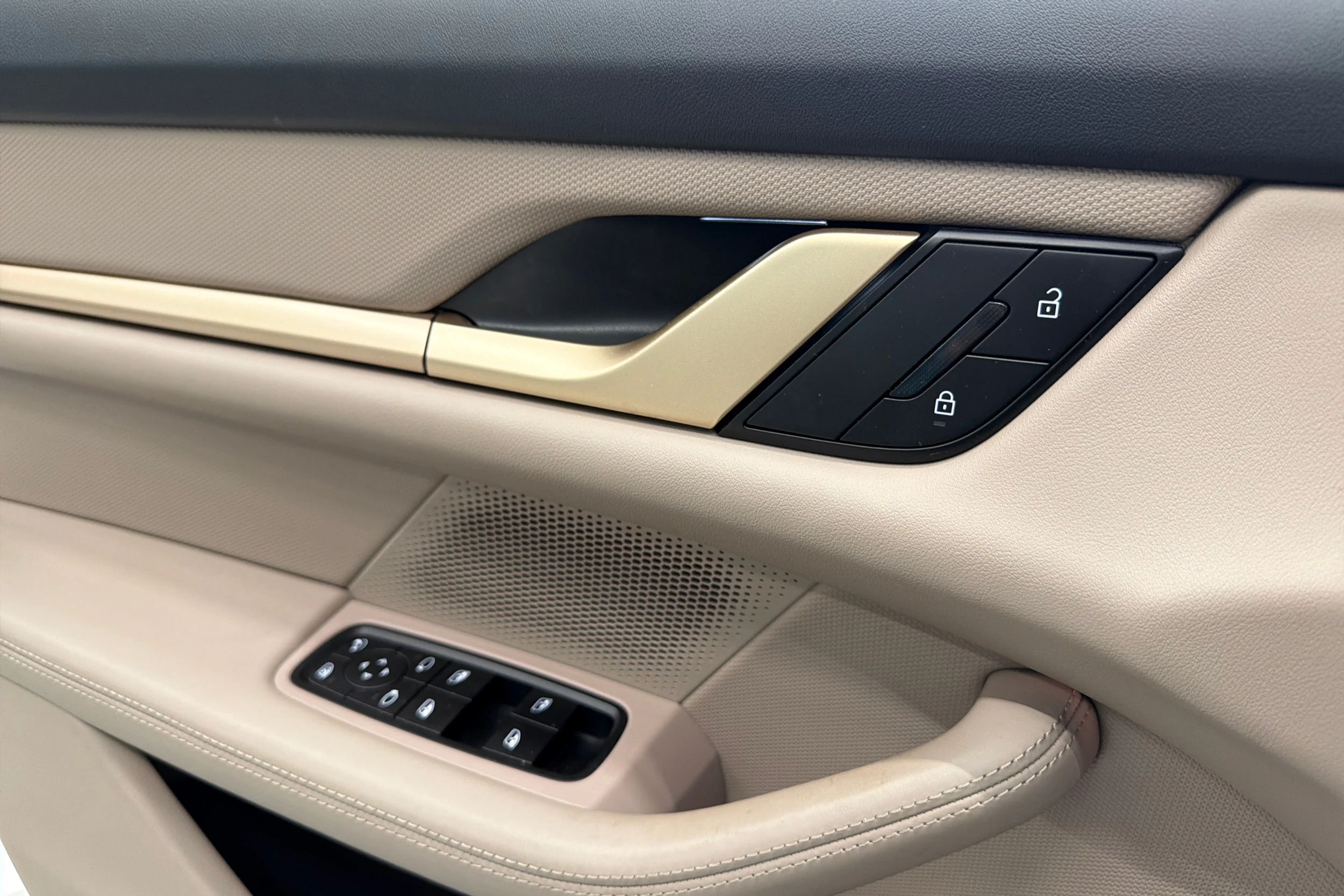 vihreä Porsche Taycan 2024 kuva 16.