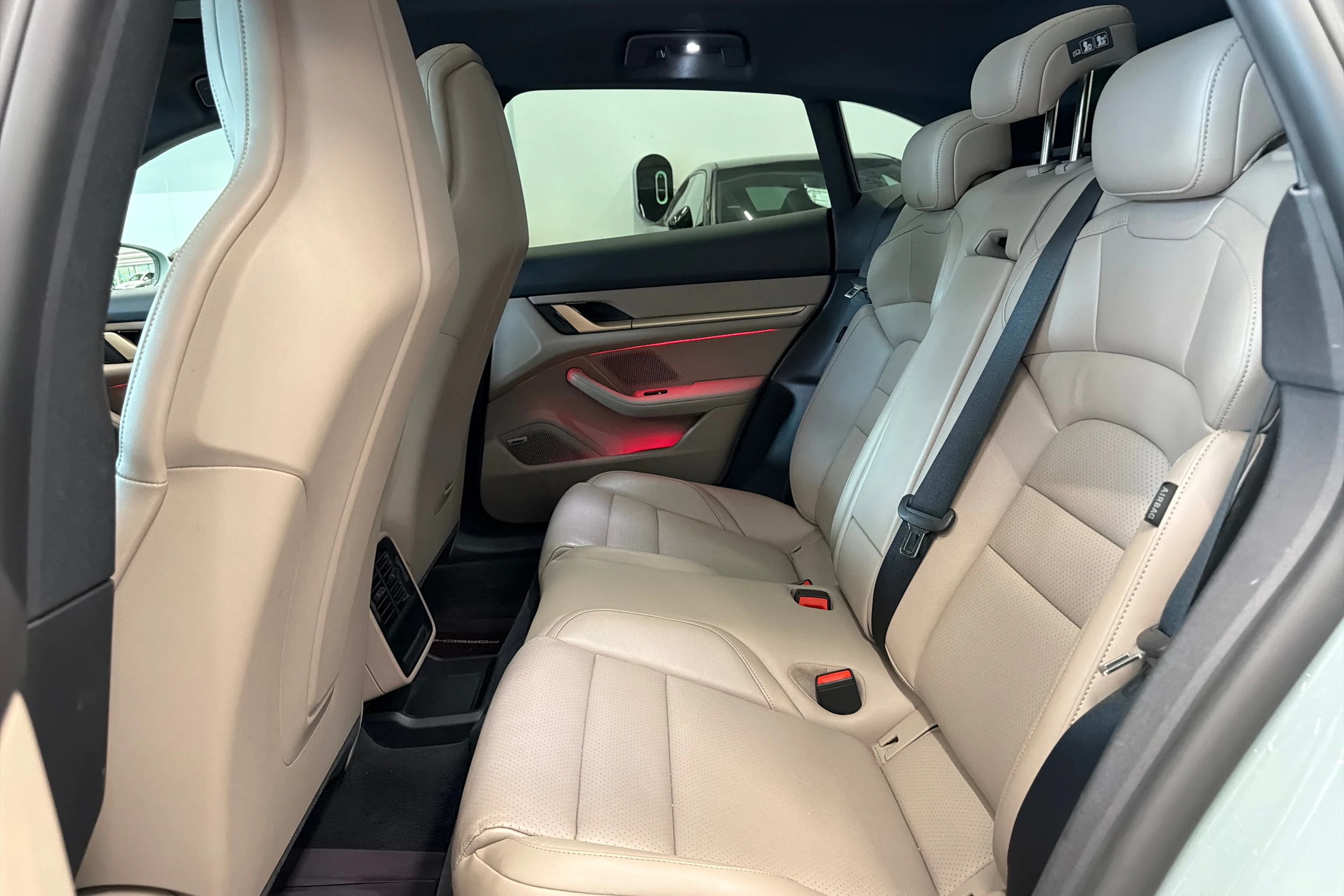 vihreä Porsche Taycan 2024 kuva 19.