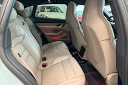 vihreä Porsche Taycan 2024 kuva 22.