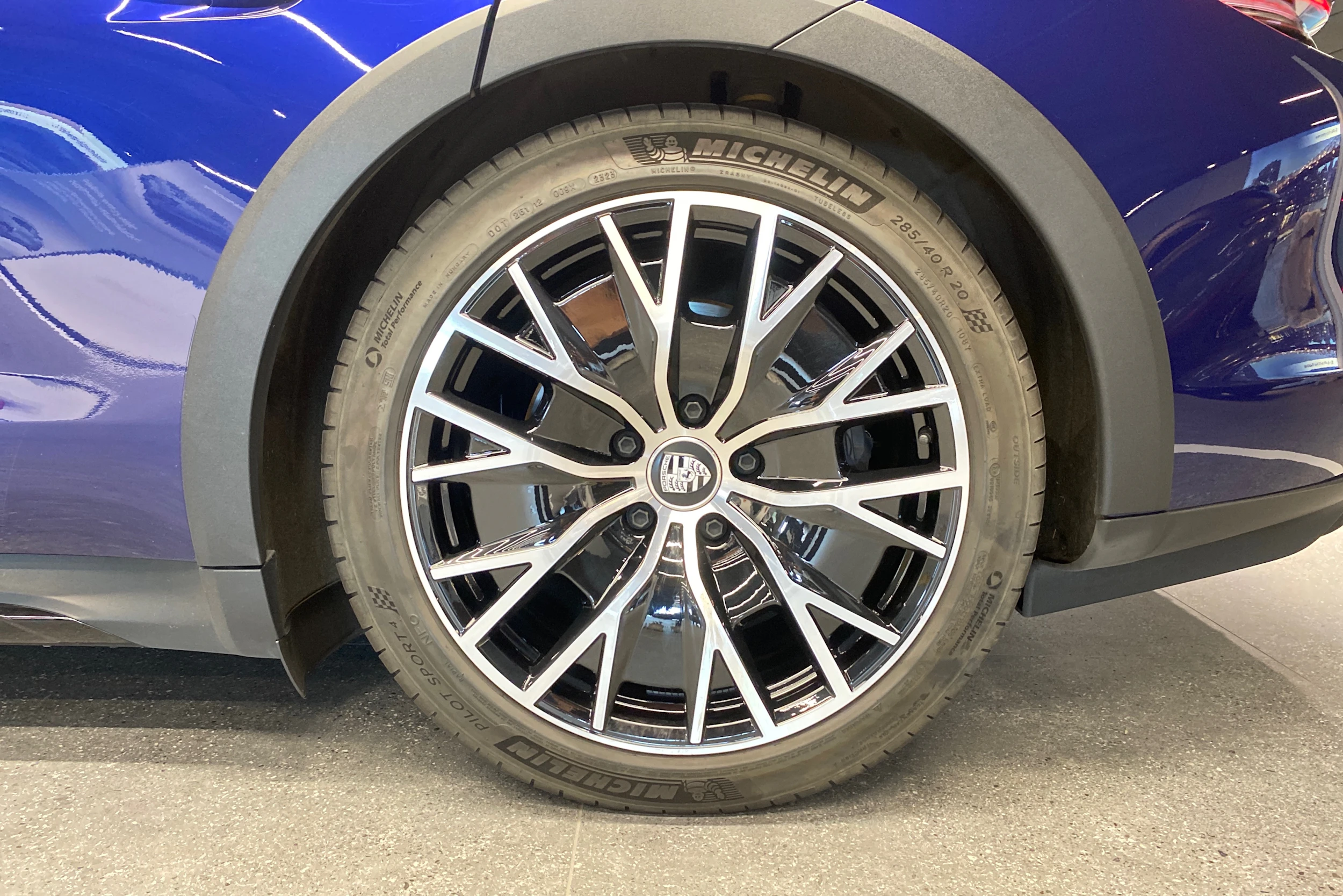 met. sininen Porsche Taycan 2024 kuva 10.