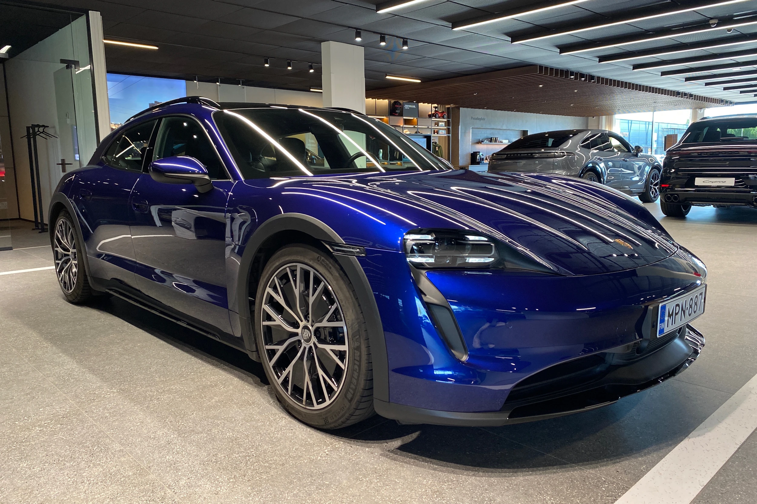 met. sininen Porsche Taycan 2024 kuva 11.