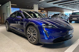 met. sininen Porsche Taycan 2024 kuva 11.