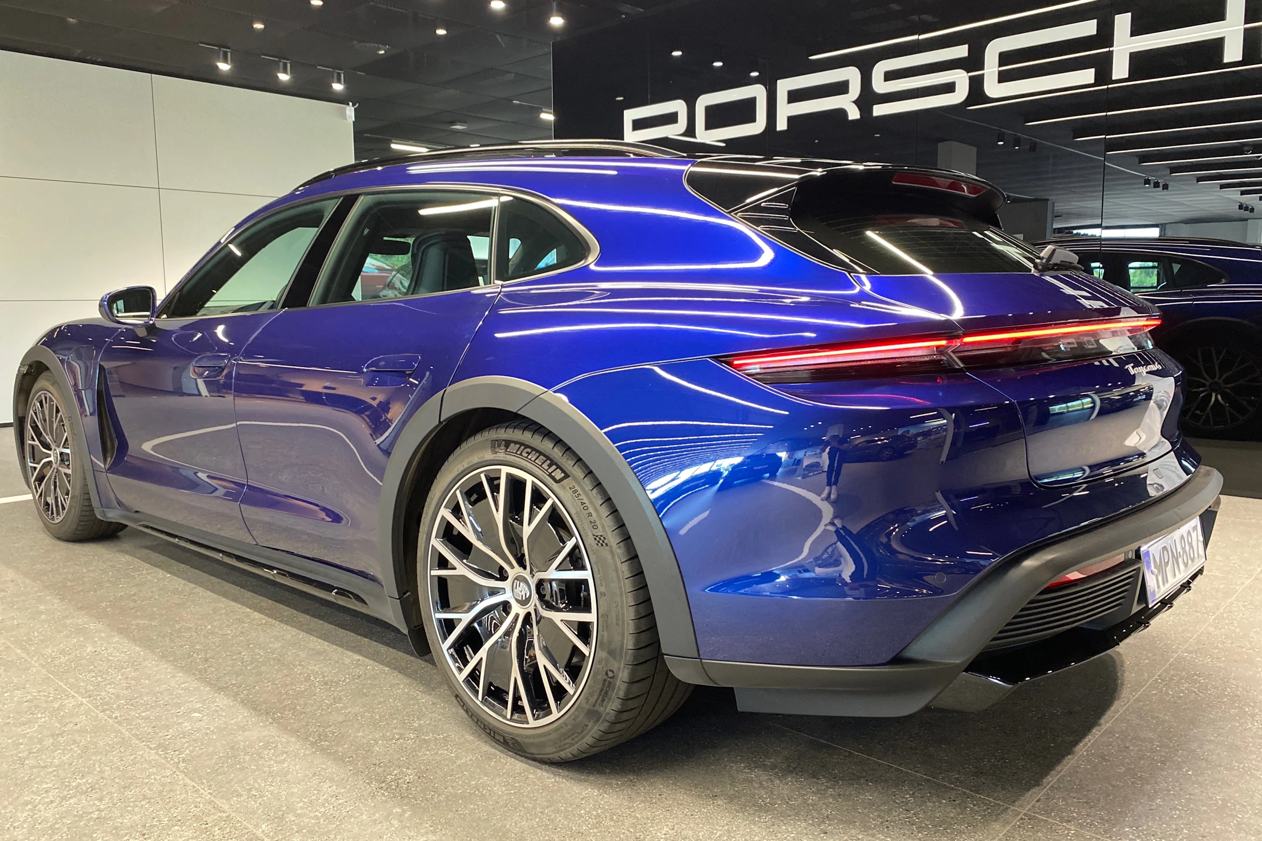 met. sininen Porsche Taycan 2024 kuva 12.