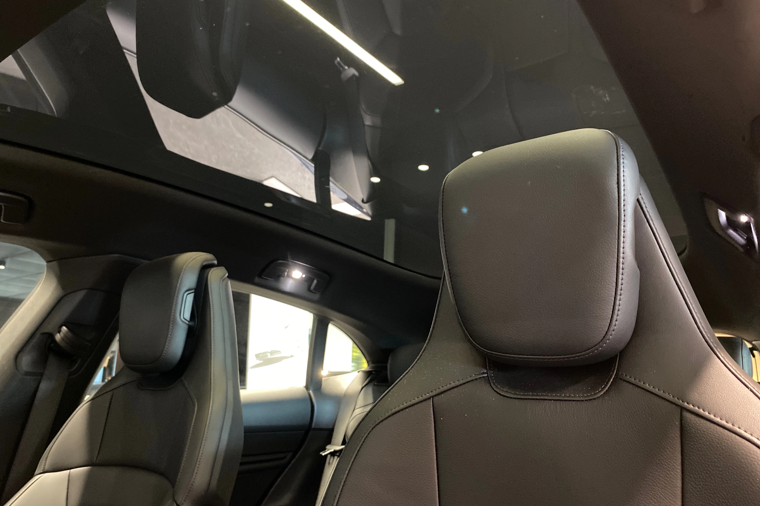 met. sininen Porsche Taycan 2024 kuva 18.