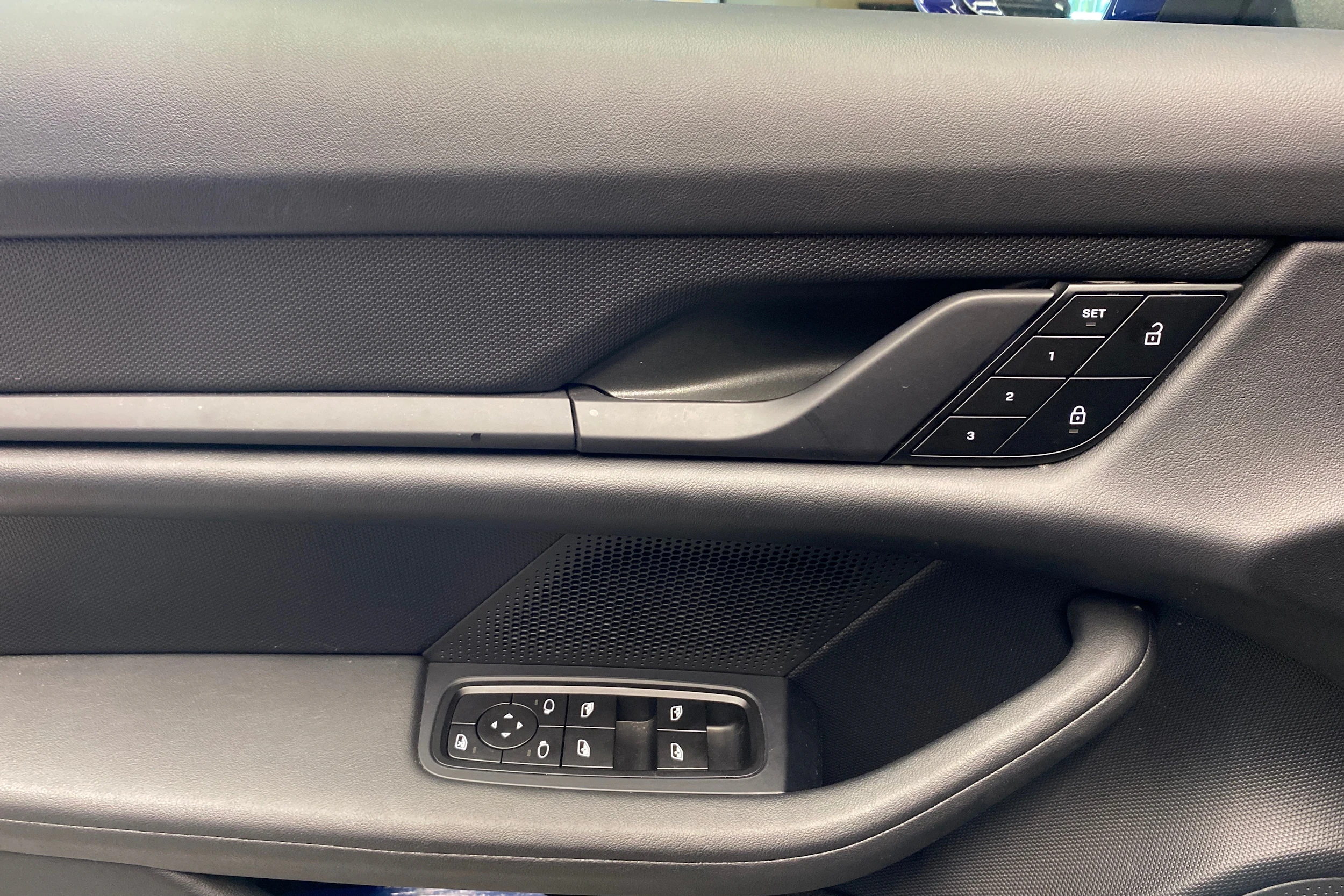 met. sininen Porsche Taycan 2024 kuva 24.