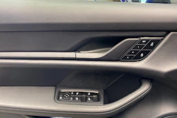 met. sininen Porsche Taycan 2024 kuva 24.